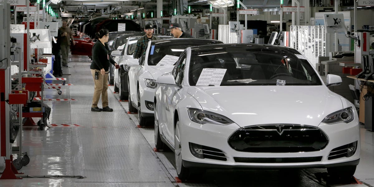 Wall Street se concentre à nouveau sur le cœur de métier automobile de Tesla avant les résultats, alors que le battage médiatique des robots taxis s'estompe