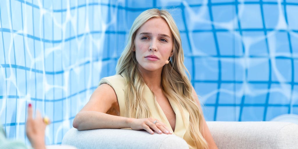 Alex Cooper a signé un contrat de podcast pour 125 millions de dollars. Elle a appris l’un de ses meilleurs conseils de négociation auprès de sa mère.