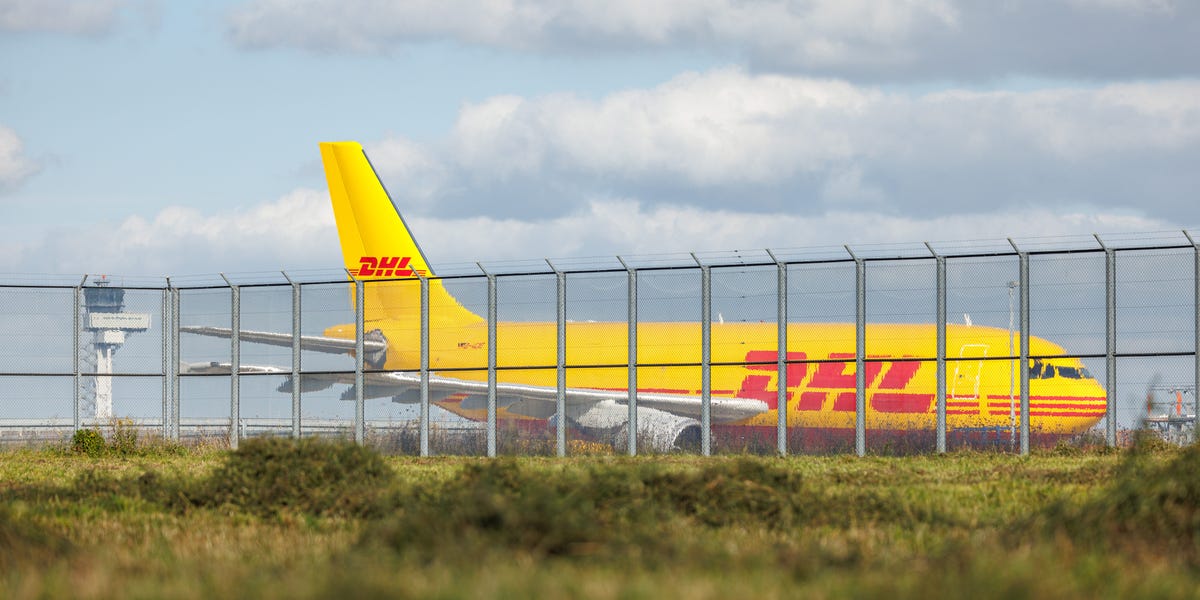 Au moins une personne est morte après qu'un avion cargo de DHL s'est écrasé sur une maison