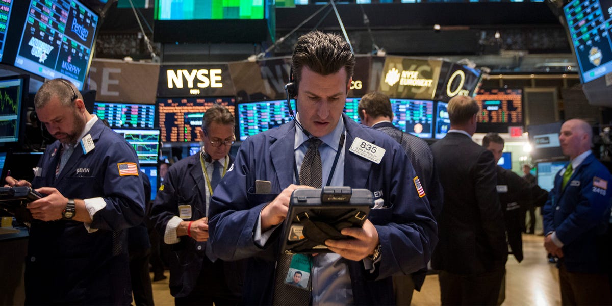 Bourse aujourd'hui : le Dow grimpe de 461 points tandis que le Nasdaq vacille alors que les actions technologiques chutent