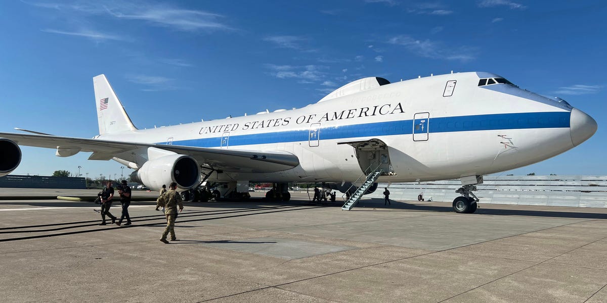 Découvrez l'intérieur de l'E-4B « Nightwatch », surnommé « l'avion apocalyptique » pour sa capacité à aider les présidents américains à survivre à une guerre nucléaire.