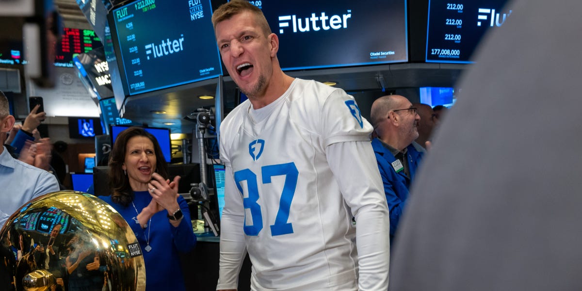 L'ancienne star de la NFL, Rob Gronkowski, déclare que les actions Apple ont été son meilleur investissement, transformant 69 000 $ en 600 000 $.