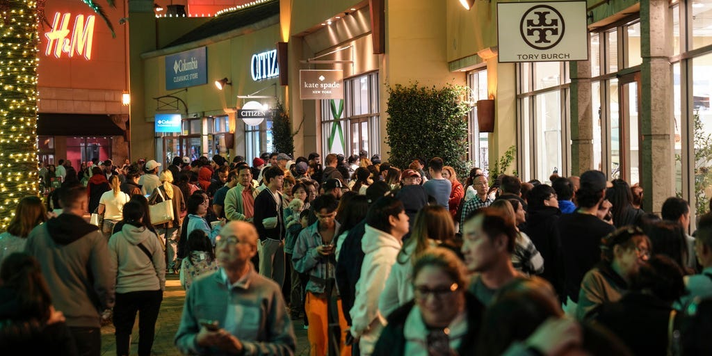 Les photos montrent les foules du Black Friday chez les détaillants à travers les États-Unis, alors même que de plus en plus d'acheteurs se déplacent en ligne.