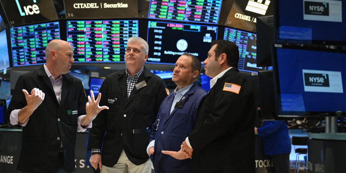 Marché boursier aujourd'hui : le Dow Jones bondit de 426 points alors que les actions terminent la semaine en hausse dans un contexte de rallye axé sur le risque