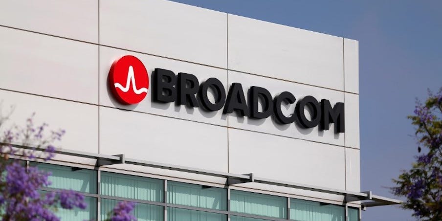Broadcom grimpe de 23 % pour atteindre une valorisation de 1 000 milliards de dollars après bénéfices alors que la société envisage de grandes opportunités en matière d'IA.