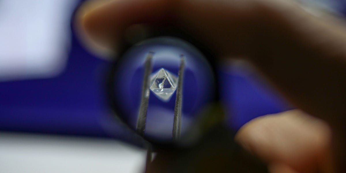 De Beers constitue le plus grand stock de diamants depuis la crise de 2008 alors que la demande s'effondre, selon un rapport