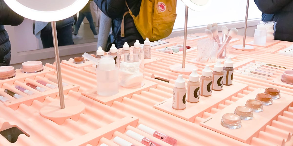 La nouvelle PDG de Glossier a déclaré qu'écouter les clients sur ces trois éléments l'avait aidée à restructurer l'entreprise de beauté.