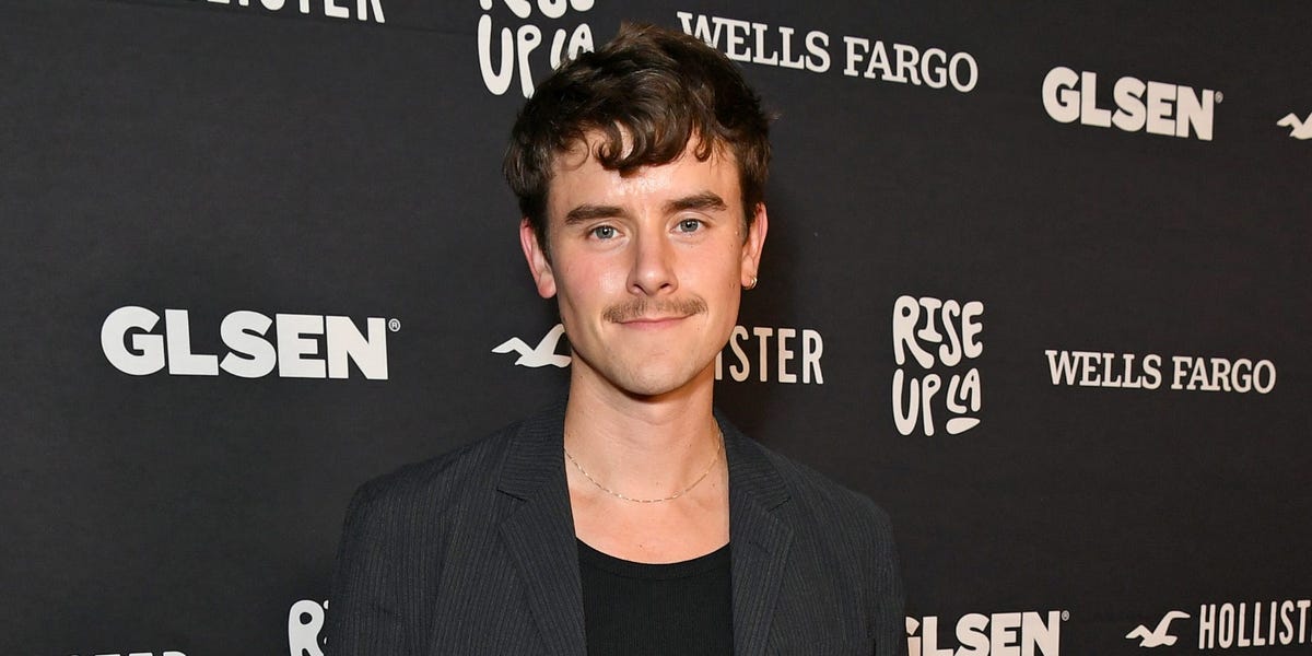YouTuber Connor Franta accuse ses partenaires commerciaux d'avoir siphonné plus d'un million de dollars à Heard Well. Ils le nient.