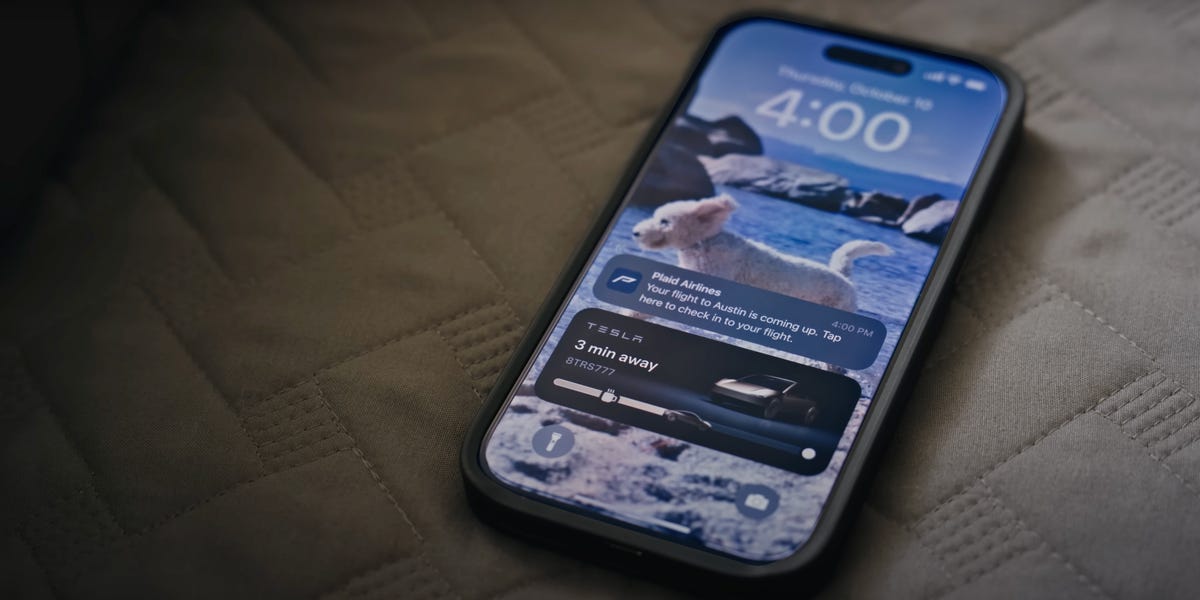 Elon Musk dit qu'un service de robotaxi rémunéré sera lancé en juin - et Tesla plongera un `` orteil dans l'eau '' avant de l'élargir