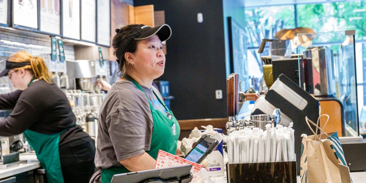 Starbucks modifie ses politiques relatives à la gratuité de l'eau et des toilettes. Les employés des magasins disent que cela pourrait être difficile à appliquer.