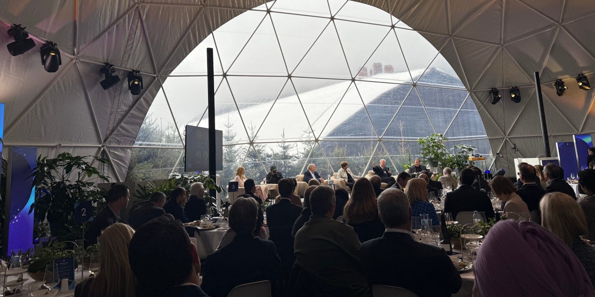 Un PDG a fait des affaires sur la pente de ski au lieu de la salle de réunion. Ce sont nos plus grands plats à retenir d'une semaine à Davos.