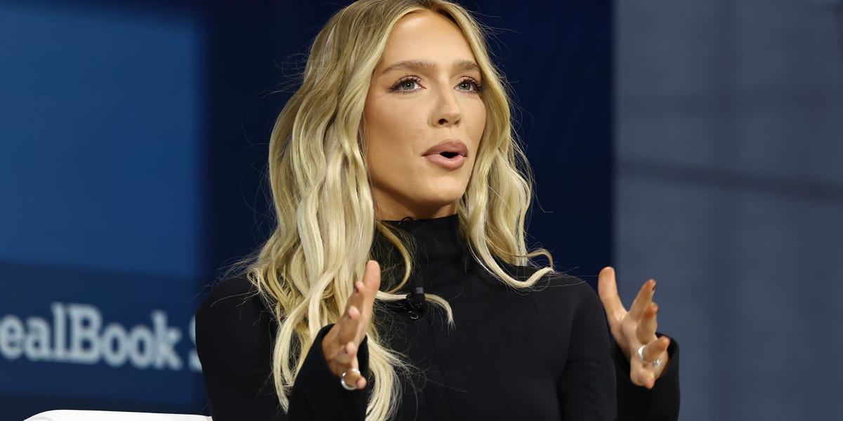 Unwell Network d'Alex Cooper va au-delà des podcasts avec une nouvelle chaîne YouTube