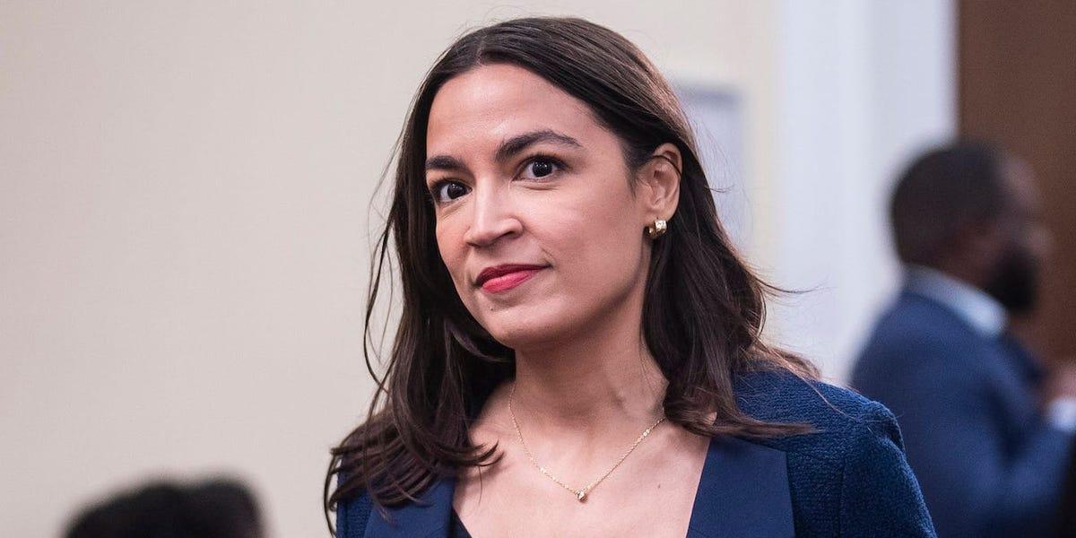 AOC dit qu'elle vaut moins de 500 000 $ après les réclamations de pots-de-vin - et semble obtenir des félicitations des fans de Trump en réponse