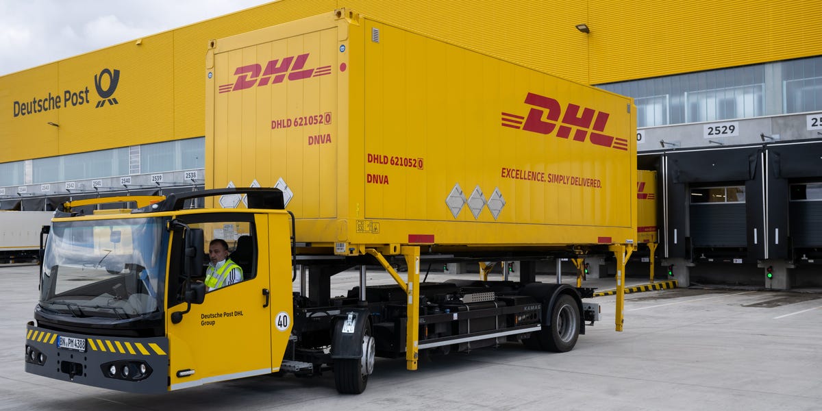 Certains acheteurs américains sont invités à payer des frais élevés pour recevoir leurs forfaits après les nouveaux tarifs de la Chine de Trump