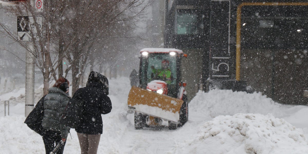 Des milliers de vols perturbés comme les États-Unis et le Canada ont frappé les tempêtes hivernales au cours du week-end du jour des présidents