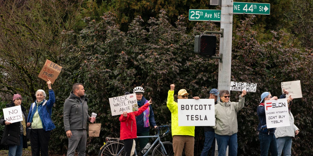 Des photos et des vidéos montrent les manifestations «Tesla Takedown» qui ont surgi dans les villes américaines