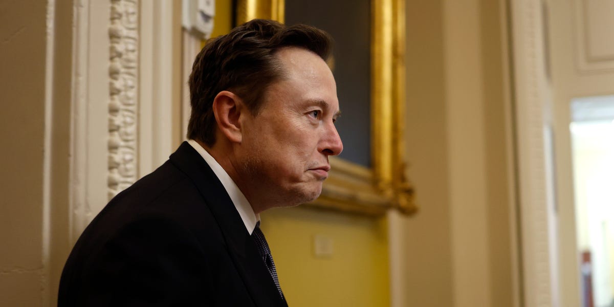 Elon Musk dit que Doge travaille 120 heures par semaine alors qu'il apporte la culture de la Silicon Valley Grind au gouvernement