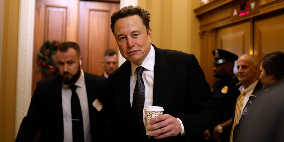 Elon Musk dit que l'ancien membre du personnel de Doge qui a fait des remarques «inappropriées» sera réembauchée après avoir sondé les utilisateurs