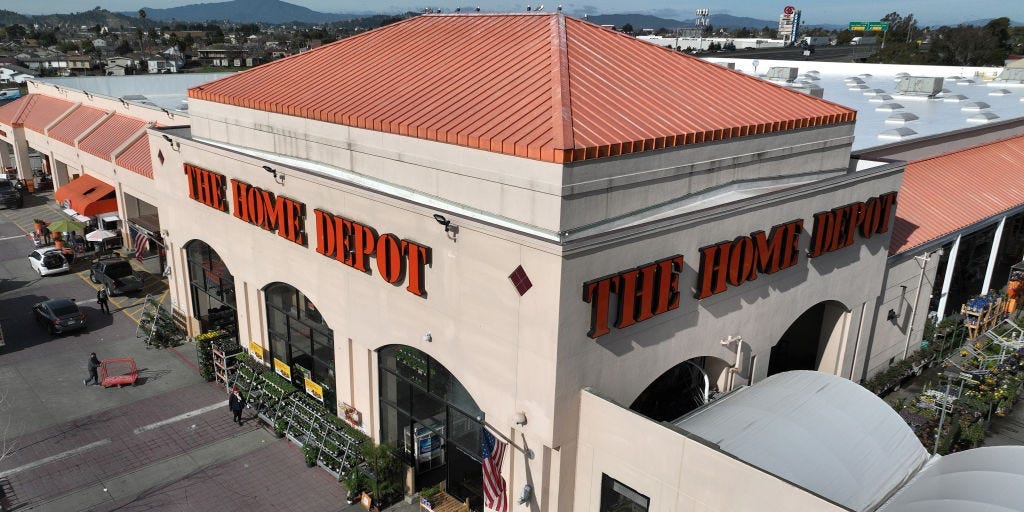 Home Depot bat sur les revenus, mais dit que les clients reportent toujours de grands projets de rénovation