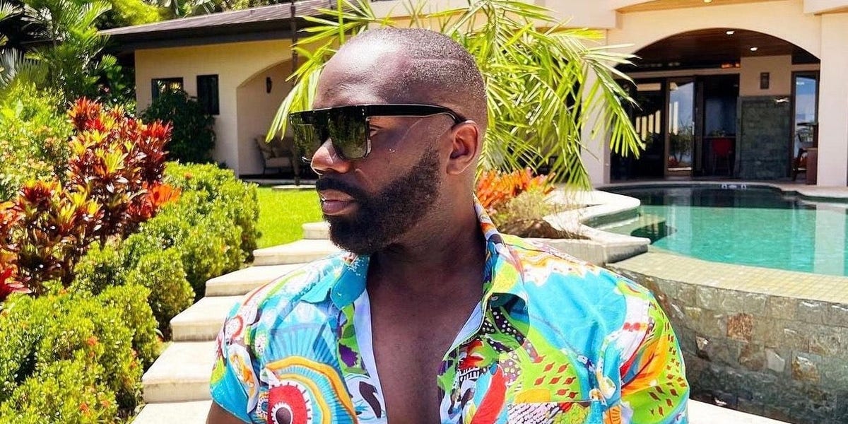 J'ai été rejeté pour un prêt automobile parce que mon pointage de crédit était dans les 300. Maintenant, je suis multimillionnaire et je conduis des voitures de luxe.