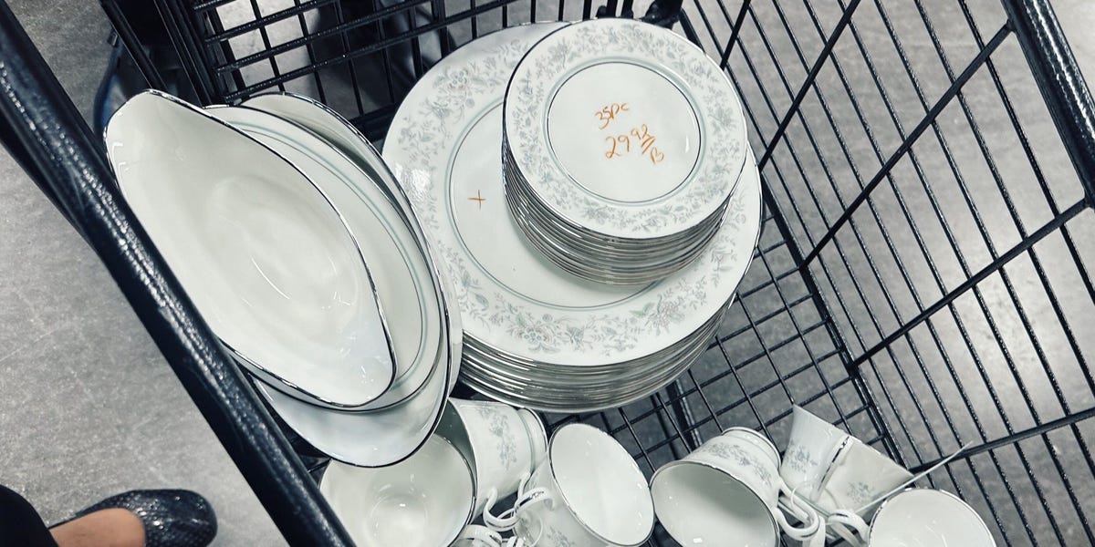 J'ai payé 65 $ pour une collection géante de plats vintage dans une friperie, puis j'ai découvert qu'il valait près de 1 000 $