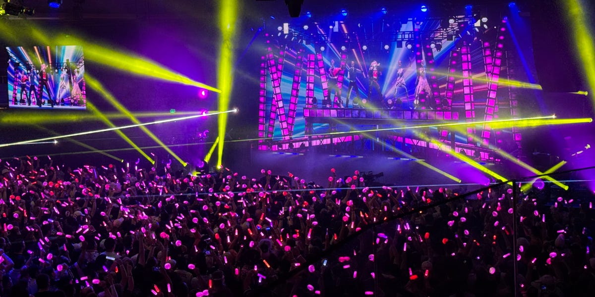 Je suis allé au concert à guichets fermés d'un influenceur virtuel et la base de fans était différente de tout ce que j'avais vu
