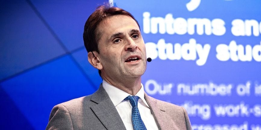 Le PDG d'un producteur de machines à puces de 282 milliards de dollars fait un pas facile pour rester calme au début d'une grande présentation