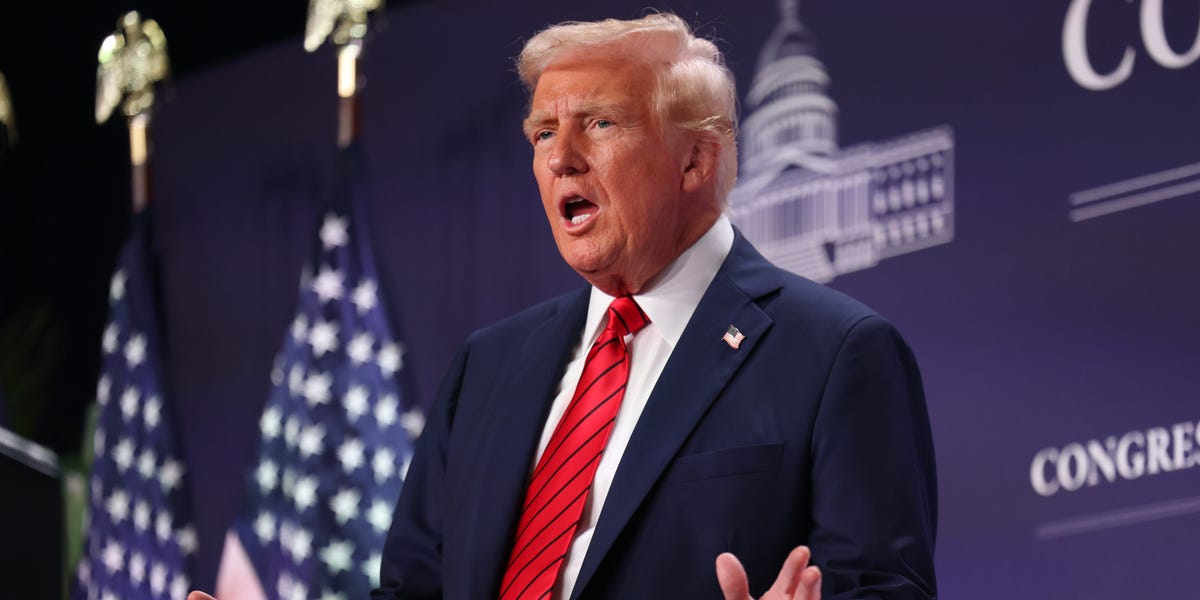 Le chef de la stratégie de JPMorgan qui a appelé la menace tarifaire claque la politique commerciale de Trump et partage 5 façons de se couvrir contre un ralentissement à mesure que le risque de récession augmente