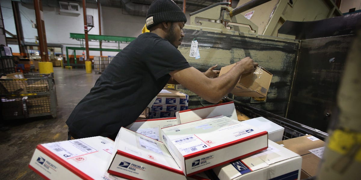 Le coup de lapin du service postal américain suggère que tout le monde essaie de comprendre comment gérer les nouveaux tarifs de Chine de Trump
