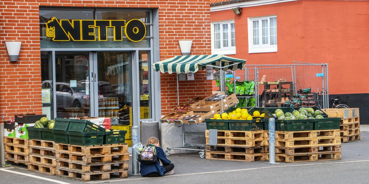 Le plus grand groupe de vente au détail du Danemark consiste à ajouter des étiquettes «européennes» aux produits, alors que les habitants aigrent l'achat de produits américains