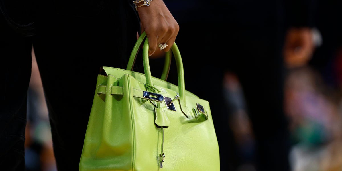 Le stock d'Hermès est en plein essor - et le fabricant de sacs Birkin réduit l'écart avec le rival français LVMH
