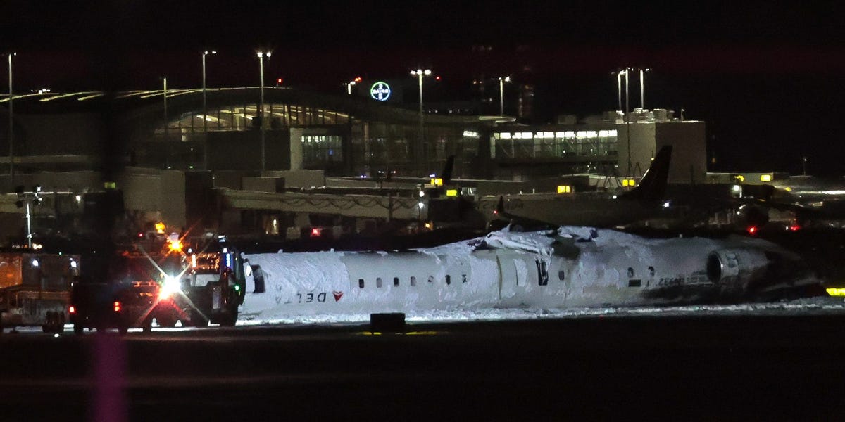 Les passagers de Londres à Toronto se sont déroulés sur un vol de 6 heures pour nulle part alors que des dizaines d'avions ont détourné après l'accident du delta