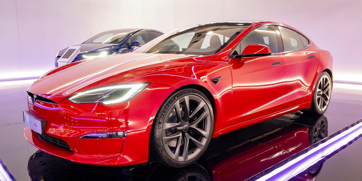 Les ventes de Tesla ont presque réduit de moitié en Europe le mois dernier et ont été dépassées par un rival chinois