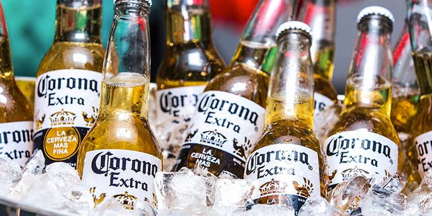 Les ventes de corona planent comme AB inBev batt les attentes, envoyant son stock plus élevé