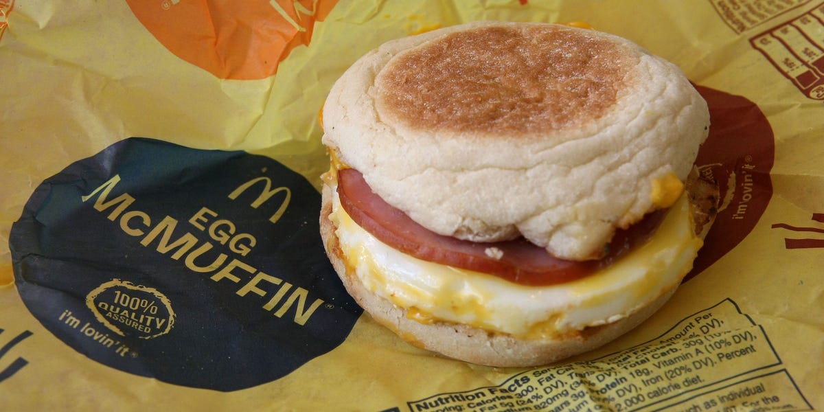 McDonald's vend des œufs de 1 $ McMuffins à mesure que les prix des œufs montent en flèche - et cela pourrait rembourser