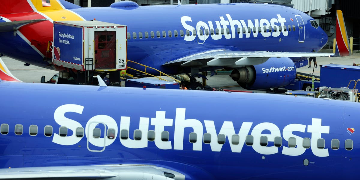 Southwest Airlines réduit 15% de ses effectifs dans sa toute première mise à pied de masse. Lisez la note complète du PDG aux employés.