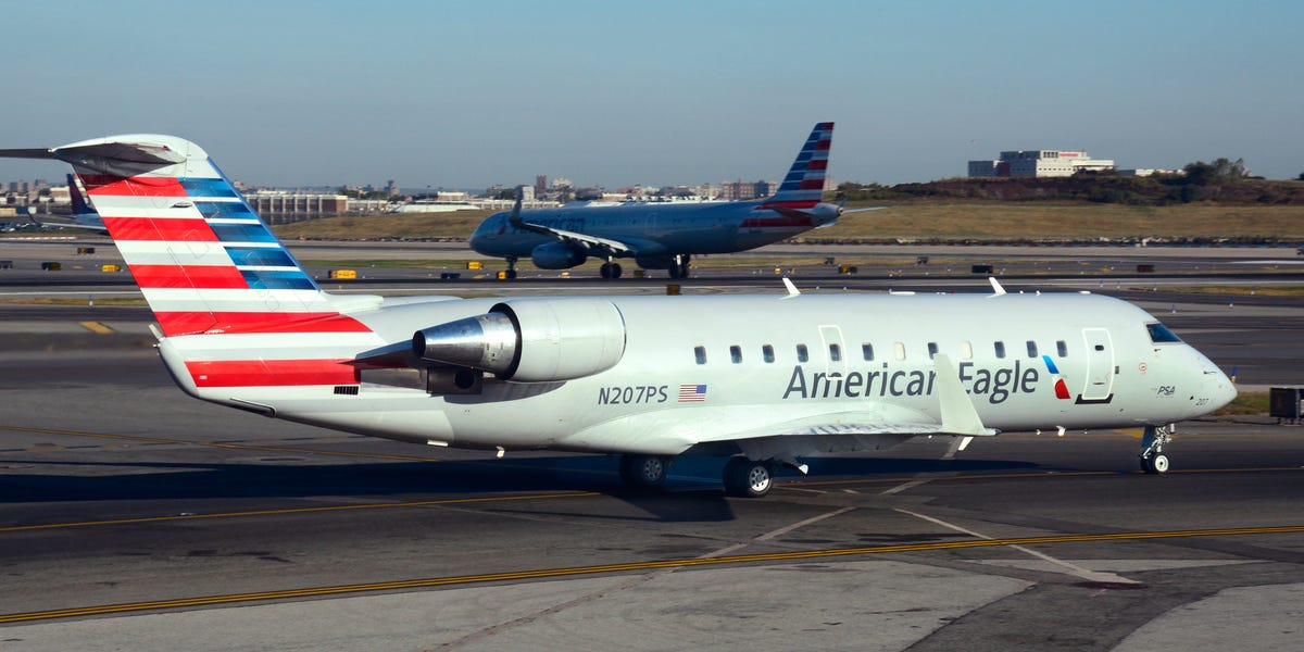 Un employé de United Airlines a été gravement blessé après qu'un avion American Eagle est entré en collision avec un remorqueur
