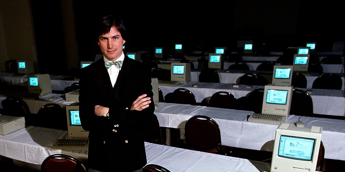 Un nœud papillon rose et vert que Steve Jobs a porté pour présenter l'ordinateur Macintosh il y a plus de 40 ans, il vient de vendre aux enchères pour 35 750 $