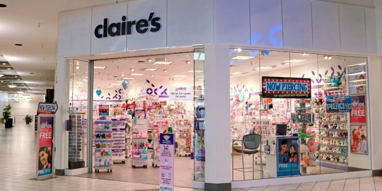 110 millions d&rsquo;oreilles percées et 2 faillites: la montée, la chute, le retour et la chute de l&rsquo;icône du centre commercial Claire Claire