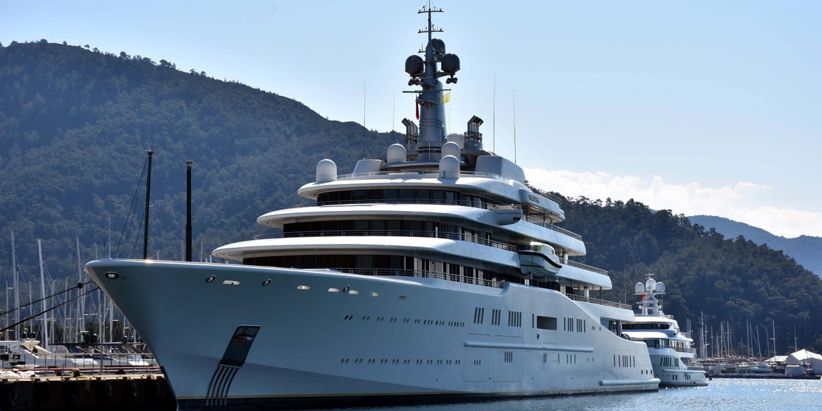 Le superyacht d'un oligarque russe est enfin en mouvement