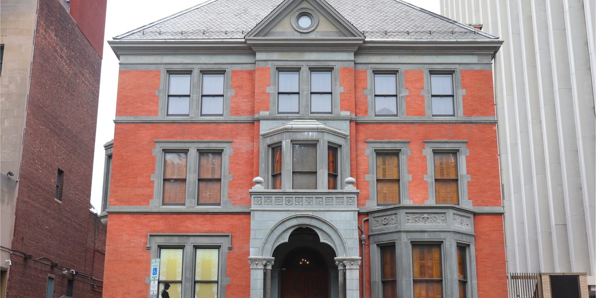 À l'intérieur d'un riche homme d'âge doré d'un homme d'affaires devenu musée immersif