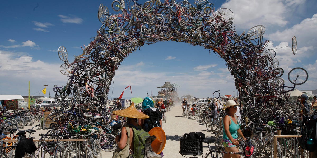 Burning Man est sur un terrain financier tremblant. Le festival sans argent peut-il empêcher de faire faillite?