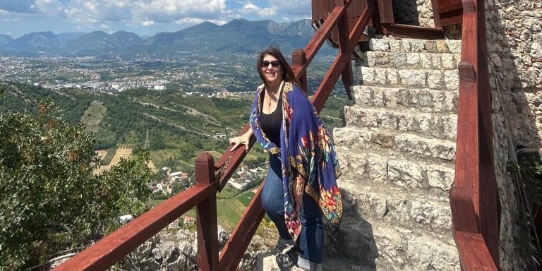 California Woman a quitté Los Angeles, a déménagé en Albanie