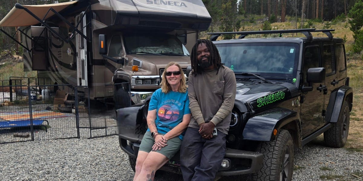 Couple Ditchs à la maison, des emplois réguliers pour vivre à plein temps en camping-car