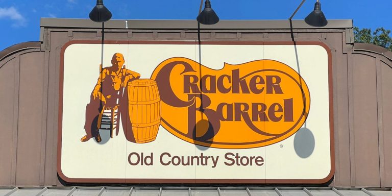 Cracker Barrel répond aux critiques du nouveau logo, dit que «Old Timer» restera sur les menus et la signalisation routière