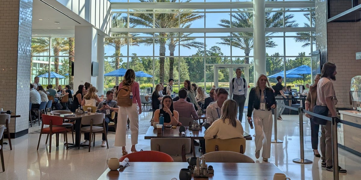 Entrez dans le lac de Floride de KPMG, des chambres au bar