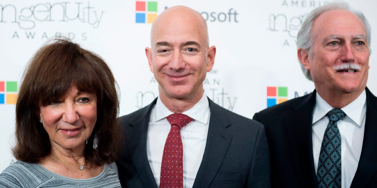 Jeff Bezos partage un hommage touchant après la mort de sa mère: `` Je la tiens en sécurité dans mon cœur pour toujours ''
