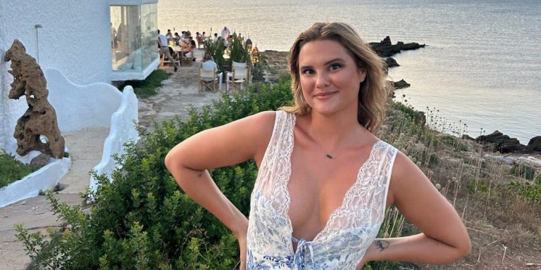 La femme quitte le travail technologique, déménage à Barcelone, en Espagne