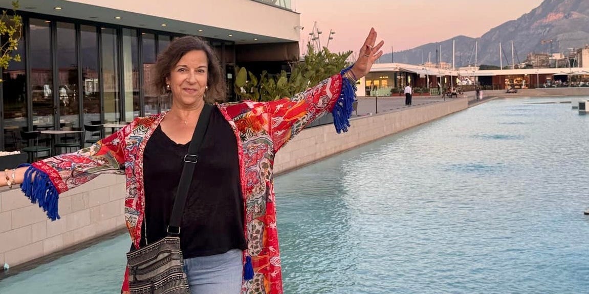 La femme quitte les États-Unis pour l'Italie et prend sa retraite en Sicile, est plus heureux