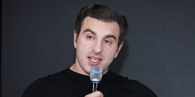 Le PDG Brian Chesky dit qu&rsquo;Airbnb va devenir une application AI-First avec des agents qui peuvent réserver des voyages pour vous